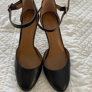 Banana Republic leather strap PT closed toe heels. Black 6.5.